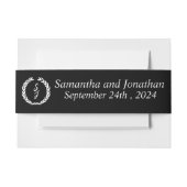 White Monogram Wreath op Black Wedding Uitnodigingen Wikkel (Voorkant Voorbeeld)
