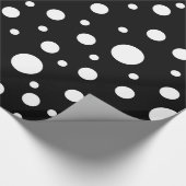 White op Black Polka Dot Pattern Cadeaupapier (Hoek)