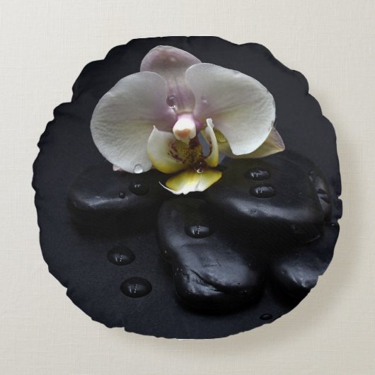 White Orchid on Black Stones Rond Kussen (Voorkant)