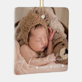 White Overlay Script Baby eerste kerstfoto Keramisch Ornament (Rechts)