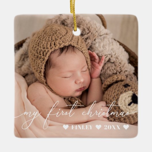 White Overlay Script Baby eerste kerstfoto Keramisch Ornament (Voorkant)
