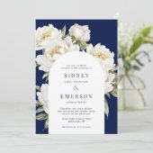 White Peony Floral Navy Wedding Arch Invitation Kaart (Staand voorkant)