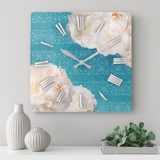 White Peony Flowers on Turquoise Damask Pattern Vierkante Klok