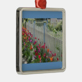 White Picket Fence with Tulips-ornament Metalen Ornament (Rechts)