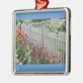 White Picket Fence with Tulips-ornament Metalen Ornament (Links)