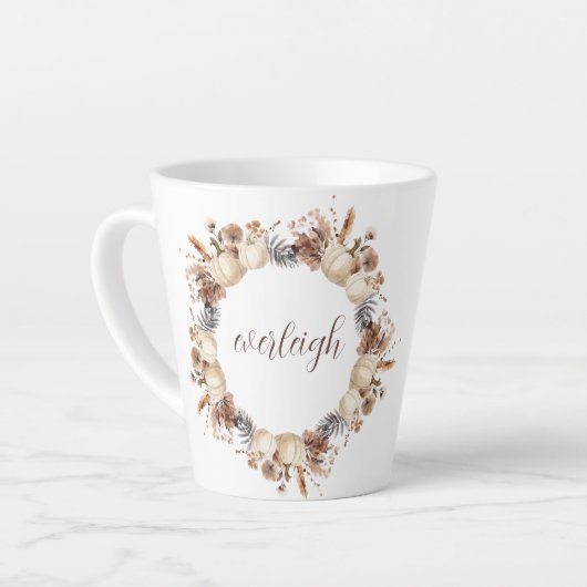 White Pumpkin Autumn Wreath Script Naam Latte Mok (Linkerhoek)