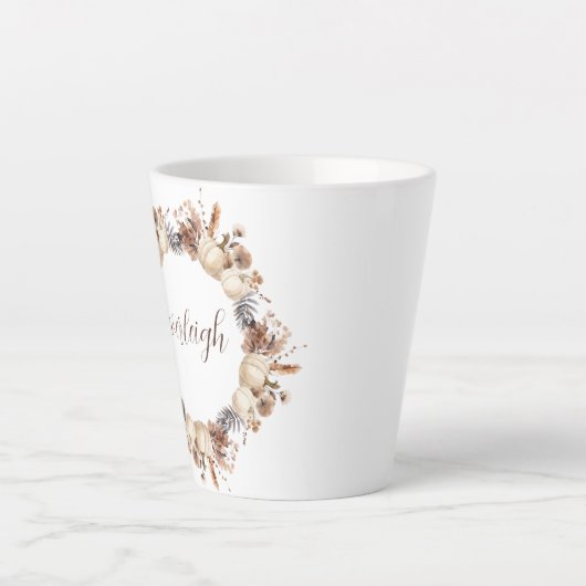 White Pumpkin Autumn Wreath Script Naam Latte Mok (Voorkant)