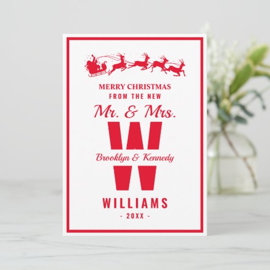 White Red Monogram Pas getrouwd Mr. en Mrs. Feestdagenkaart (Staand voorkant)