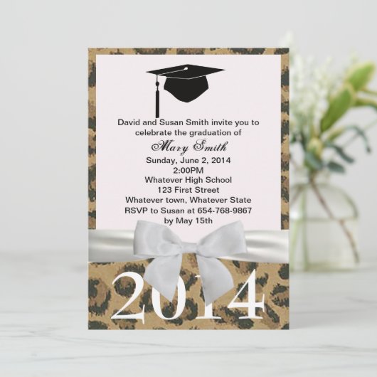 White Ribbon and Leopard Afstuderen Invitation Kaart (Staand voorkant)