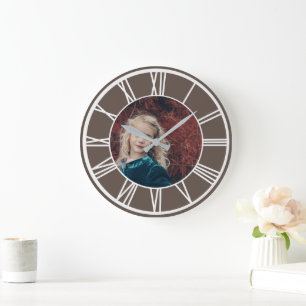 White Roman Numeral Border Dusty Brown voegt foto Grote Klok