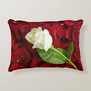 White Rose on Red Petals Decoratief Kussen