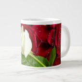 White Rose on Red Petals Jumbo Beker (Voorkant rechts)