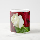 White Rose on Red Petals Jumbo Beker (Voorkant)