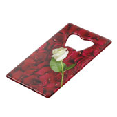 White Rose on Red Petals Kredietkaart Flessenopener (Voorkant Gekanteld)