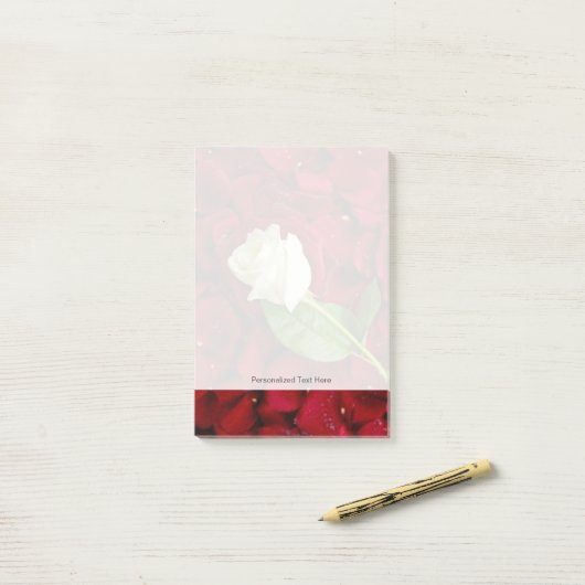 White Rose on Red Petals Post-it® Notes (Op bureau)