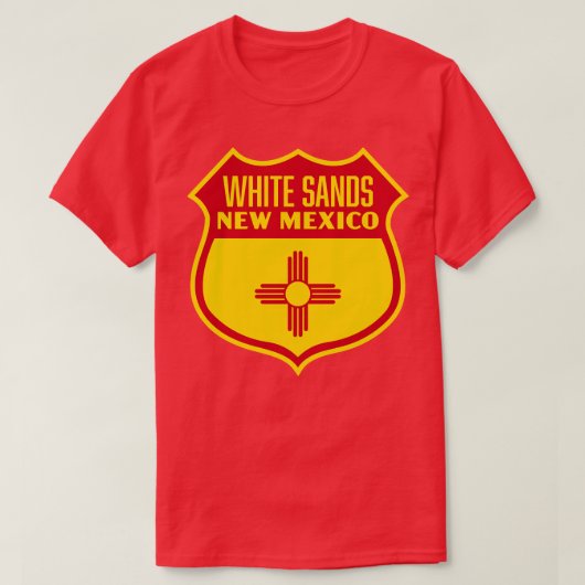 White Sands New Mexico Retro Flag Shield Rood T-shirt (Design voorkant)