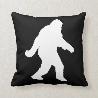 White Sasquatch Silhouette voor donkere achtergron Kussen