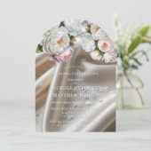 White Satin Roses and Peony Wedding Kaart (Staand voorkant)