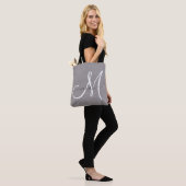 White Script Monogram Grey Linen Draagtas (Op model)
