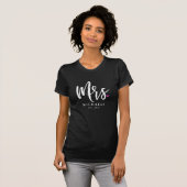 White Script Mrs. (naam) met uw trouwjaar T-shirt (Voorkant volledig)