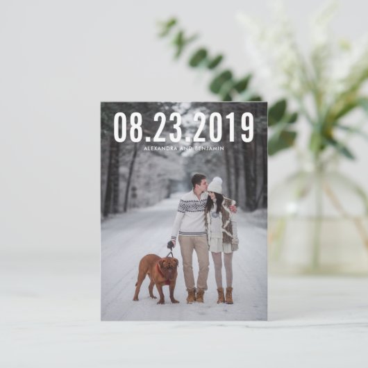 White Simple Typographie Enregistrer la carte post (Debout devant)