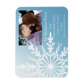 White Snowflake op Ice Blue Wedding Save the Date Magneet (Verticaal)
