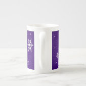 White Snowflakes Blue-Paars Backgd Bone China Mok (Achterkant)