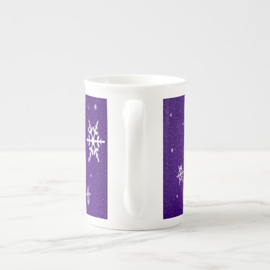 White Snowflakes Blue-Paars Backgd Bone China Mok (Achterkant)