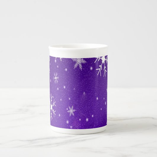 White Snowflakes Blue-Paars Backgd Bone China Mok (Voorkant)