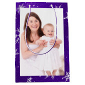 White Snowflakes Blue-Paars Backgrd Med Gift Bag Medium Cadeauzakje (Voorkant)