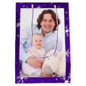 White Snowflakes Blue-Paars Backgrd Med Gift Bag Medium Cadeauzakje (Achterkant)