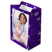 White Snowflakes Blue-Paars Backgrd Med Gift Bag Medium Cadeauzakje (Achterkant Gekanteld)