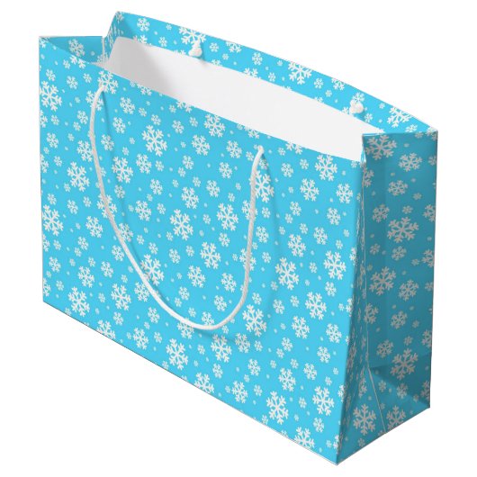 White Snowflakes on Light Blue Winter Pattern Groot Cadeauzakje (Achterkant Gekanteld)