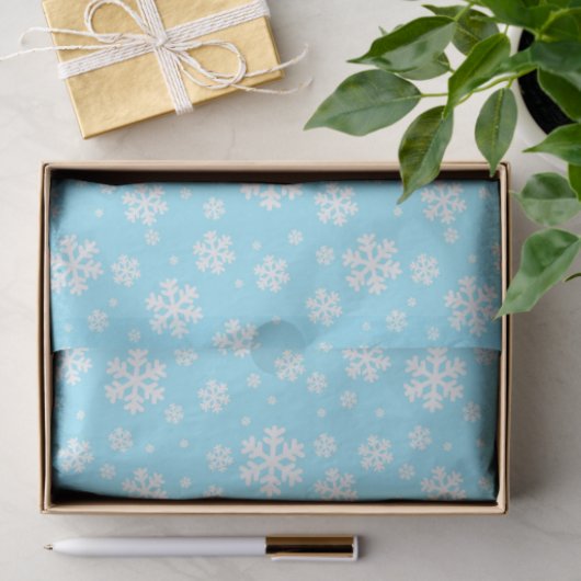 White Snowflakes on Light Blue Winter Pattern Tissuepapier (Geschenk)