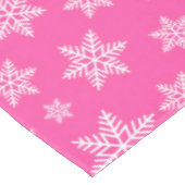 White Snowflakes on Pink Winter Pattern Tafelkleed (Gekanteld)