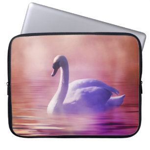 White Swan drijft op een slecht meer Laptop Sleeve