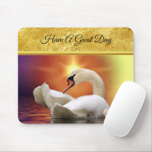 White Swan in een meer met een oranje goudzonsonde Muismat