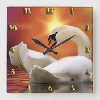 White Swan in een meer met een oranje goudzonsonde Vierkante Klok