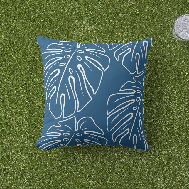 White Tropical Leaf Motif on Medium Dark Cyan Blue Buitenkussen (Gras)