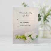 White Tulip Bouquet Spring Wedding RSVP Card (Staand voorkant)