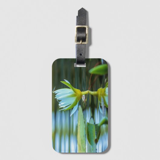 White Water Lily Blooms in the Pond Bagagelabel (Voorkant (verticaal))