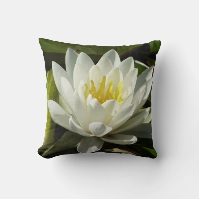 White Waterlily and Bud Floral Kussen (Voorkant)