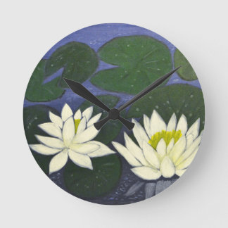 White Waterlily Flowers in een Pond. Ronde Klok