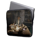 White Witch's Kitchen Museum, Witchcraft & MAGICK Laptop Sleeve (Voorkant Links)