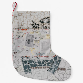 Whitepraperpapier op witte en grijze betonwal kleine kerstsok