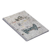 Whitepraperpapier op witte en grijze betonwal notitieboek (Rechterzijde)