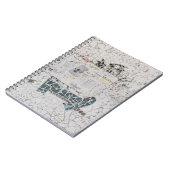 Whitepraperpapier op witte en grijze betonwal notitieboek (Linkerzijde)