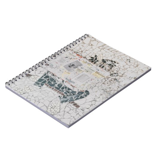 Whitepraperpapier op witte en grijze betonwal notitieboek (Linkerzijde)