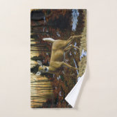 Whitetail Deer Doe dans la forêt d'automne (Serviette à main)