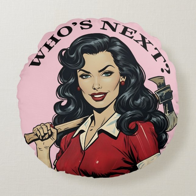 “Who’s Next?” Retro Killer Housewife Pin-Up Throw  Rond Kussen (Voorkant)